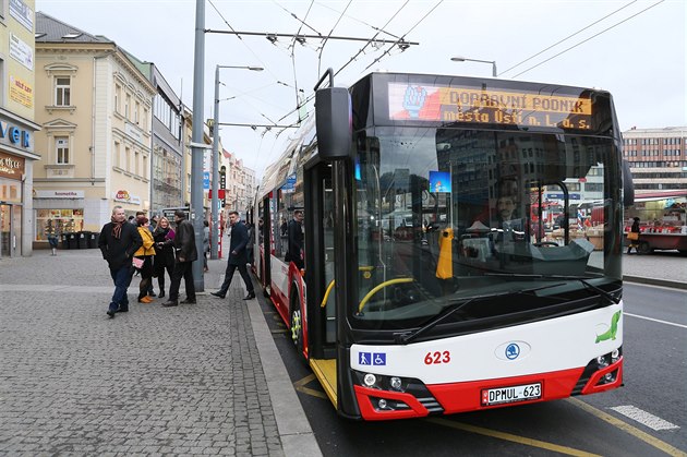 Nízkopodlaní trolejbus pojme 150 cestujících, jeho maximální rychlost je 65...