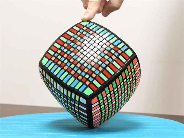 Fotogalerie: Profesor Rubik určitě v 70. letech nečekal, že jeho původně  dřevěná hračka ve...