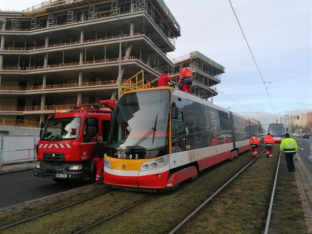 Krátce ped 8 hodinou dolo na Evropské tíd u stanice metra Boislavka ke steení troleje. DP musel linky 20 a 26 odklonit do smyky nádraí Podbaba v úseku Vítzné námstí - nádraí Veleslavín jezdí náhradní autobusová doprava X20. V úseku nádraí Vel