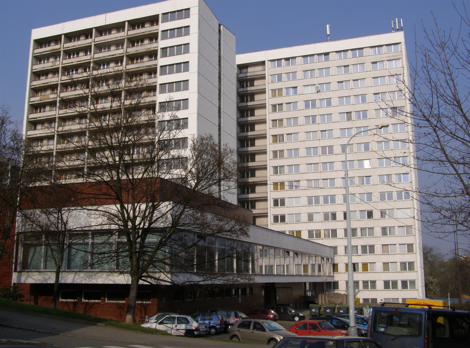 Tragická smrt na vysokoškolských kolejích. Po pádu z budovy zemřela nezletilá dívka