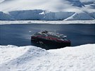 Výletní lo nedaleko Orne Harbour na Antarktid (27. listopadu 2019)
