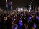 Tisíce stoupenc brexitu zaplnily námstí u britského parlamentu. Nechybl zpv...