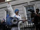 Proevropská demonstrantka hraje v den brexitu v centru Londýna na kytaru. (31....