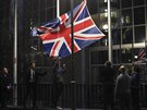 Ped budovou Evropského parlamentu stahují vlajky Velké Británie, která po 47...