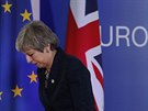 Britská premiérka Theresa Mayová odchází z pódia po vystoupení na konferenci EU...
