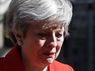 Britská premiérka Theresa Mayová neudržela slzy poté, co oznámila své...