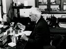 Fleming ve své laboratoi v roce 1952