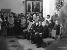 Biskupa Karla Otenka vtalo pi uveden do sluby 27. ledna 1990 pln...