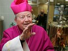 Arcibiskup Karel Otenek poehnal prvnmu pivu uvaenmu v minipivovaru v...