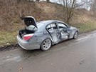 Při nehodě tří aut na silnici I/33 před Náchodem hasiči odstraňovali z vozovky...