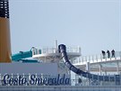 Pasaéi na palub lodi Costa Smeralda v pístavu italského msta Civitavecch....