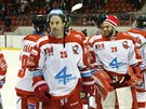 Zbynk Irgl slaví spolen s olomouckými hokejisty triumf nad Zlínem.