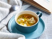 Silný vývar s �esnekovými knedlí�ky