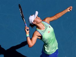 Australanka Ashleigh Bartyová podává během semifinále Australian Open.
