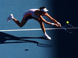 Španělka Garbiňe Muguruzaová odehrává balon během semifinále Australian Open.