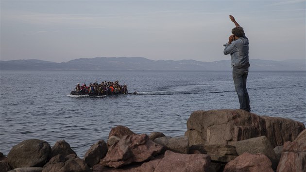 Peplnn lun s uprchlky pistv na ostrovu Lesbos (9. jna 2015)