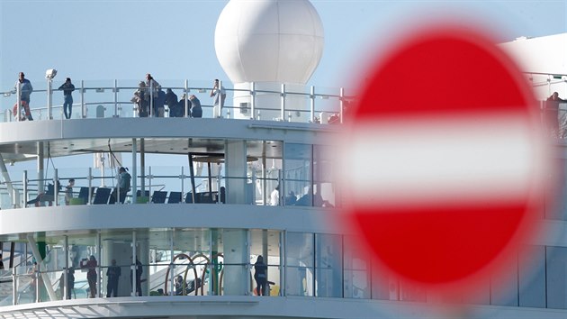 Výletní loď Costa Smeralda, na které uvázly tisíce cestujících. (30. ledna 2020)