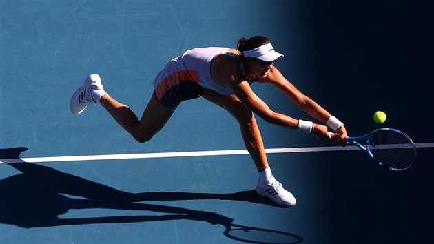 Španělka Garbiňe Muguruzaová odehrává balon během semifinále Australian Open.