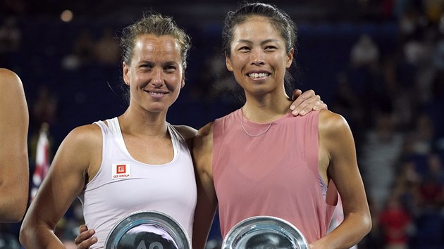 Barbora Strýcová (vlevo) a Sie Šu-wej z Tchaj-wanu pózují s talíři pro poražené finalistky čtyřhry Australian Open.