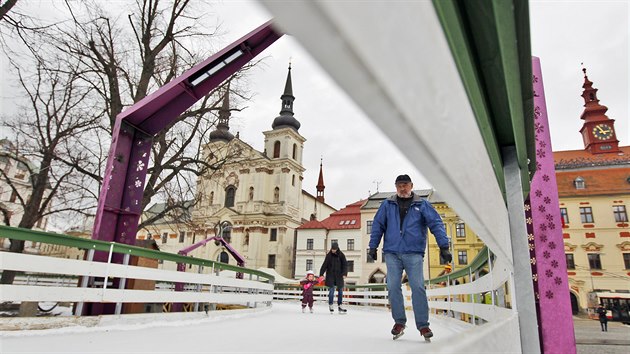 Led umělého kluziště na Masarykově náměstí v Jihlavě, které za sezonu využilo přibližně 35 tisíc lidí, začnou rozpouštět 3. února.