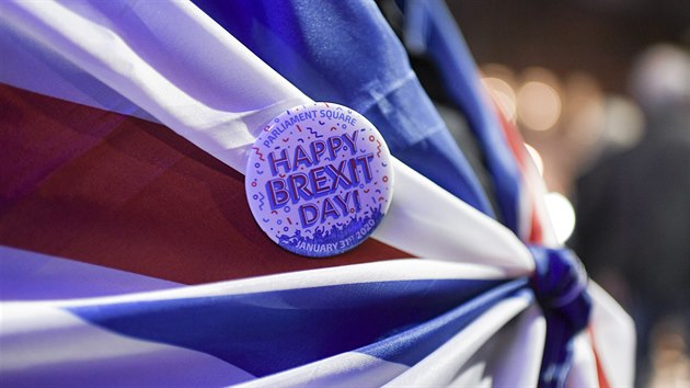 Tisce stoupenc brexitu zaplnily nmst u britskho parlamentu. Nechybl zpv ani zplava britskch vlajek. (31. ledna 2020)