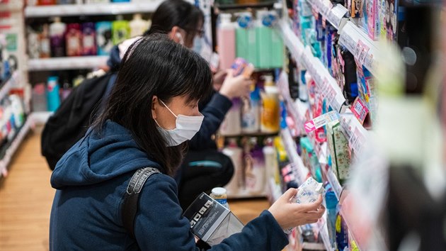 V čínských obchodech jsou roušky nedostatkovým zbožím, proto není divu, že některé toto zboží předražují. (31. ledna 2020)
