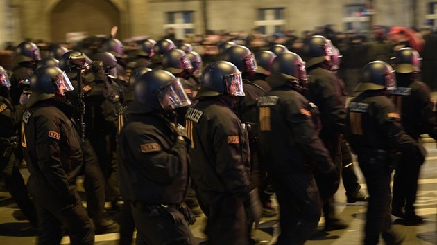 V německém Lipsku došlo k dalšímu střetu mezi policí a levicovými radikály, kteří pořádali demonstraci za zrušení zákazu krajně levicové webové stránky „linksunten.indymedia.org“. Několik policistů bylo zraněno, přítomní novináři tvrdí, že též byli ohrožováni. (25. ledna 2020)