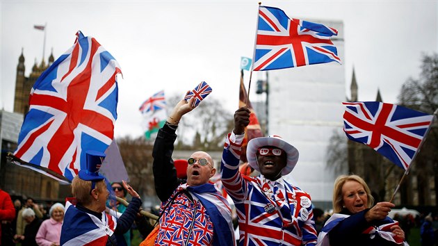 Zastnci brexitu slav na Parliament Square v Londn. (31. ledna 2020)