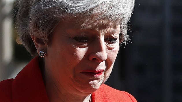 Britská premiérka Theresa Mayová neudržela slzy poté, co oznámila své odstoupení. (24. května 2019)