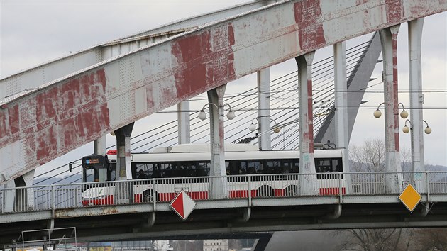 V dohledné době má začít oprava Benešova mostu v Ústí. I proto vyráží ode dneška do ulic města devět trolejbusů, které dovedou jezdit i na úsecích bez trolejí.