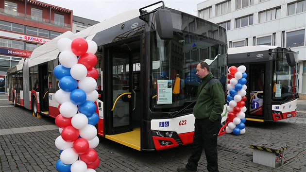 Nov� trolejbusy svedou j�zdu i bez trolejov�ho veden�, d�ky baterii v zadn� ��sti vozu. To umo�n� zachov�n� provozu p�i oprav� Bene�ova mostu, ale i obecn� obsluhu m�st, kam troleje nevedou.