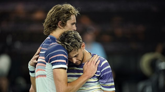 Vtzn Dominic Thiem (vpravo) a Alexander Zverev po semifinle Australian Open.