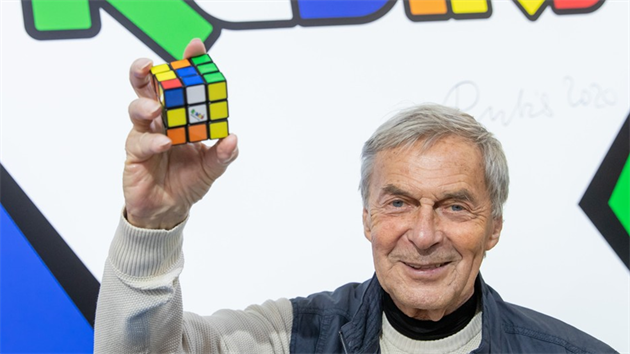 Ped 45 lety si dal maarsk vynlezce Ern Rubik patentovat svj mechanick hlavolam nazvan Magick kostka. My jej vak znme jako rubikovku. Geniln jednoduch hraka se stala fenomnem, kter si zskv mlad fanouky, m stle nov varianty a zamotv tak hlavy dalm generacm.
