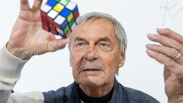 Profesor Rubik urit v 70. letech neekal, e jeho pvodn devn hraka ve sv plastov podob dobude svt a stane se celosvtov rozpoznatelnm symbolem. Pan Rubik dodnes jezd na soute a m tak pleitost potst rukou tm, jejich prsty um zachzet s rubikovkou rychleji, ne si ped 45 lety uml pedstavit.