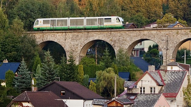 Dvaadvacet most a viadukt je na trati z Karlovch Var do Marinskch Lzn. Na snmku eleznin most v Karlovch Varech - Doub.