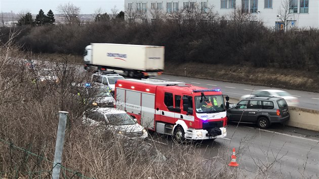 Pražský okruh u Zličína zablokovala nehoda čtyř aut, jeden člověk zemřel. (30. ledna 2020)
