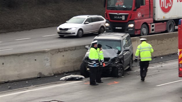 Pražský okruh u Zličína zablokovala nehoda čtyř aut, jeden člověk zemřel. (30. ledna 2020)