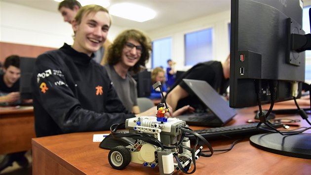 Dvanáct středoškolských týmů se na fakultě strojního inženýrství brněnského VUT zúčastnilo klání se svými roboty. Cílem bylo ujet co nejvíce okruhů a zároveň co nejvíce v tom bránit ostatním.