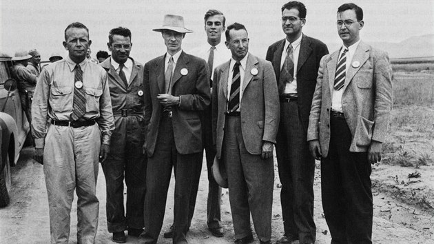 Oppenheimer a další fyzici z projektu Manhattan