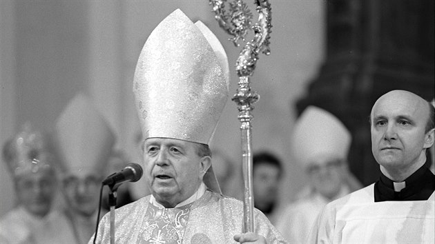 Královéhradecká diecéze byla bez biskupa více než třicet let, 27. ledna 1990 se jím stal Karel Otčenášek.