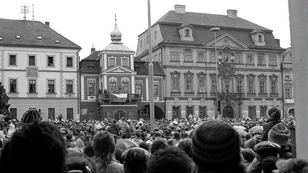 Biskupa Karla Otčenáška vítalo při uvedení do služby 27. ledna 1990 plné náměstí v Hradci Králové, nechyběl prezident Václav Havel s manželkou Olgou či Věrou Čáslavskou.
