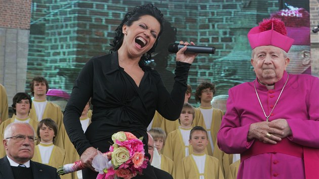 K devadesátinám arcibiskupovi Karlu Otčenáškovi zpívala Lucie Bílá (1. května 2010).