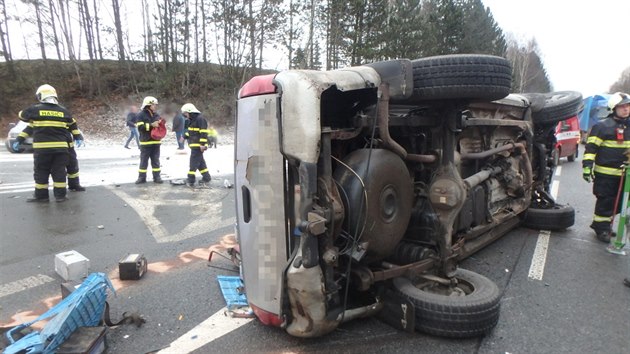 Pi nehod t aut na silnici I/33 ped Nchodem hasii odstraovali z vozovky rozlit elektrolyt a rozsypanou mouku (30. 1. 2020).