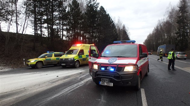 Pi nehod t aut na silnici I/33 ped Nchodem hasii odstraovali z vozovky rozlit elektrolyt a rozsypanou mouku (30. 1. 2020).