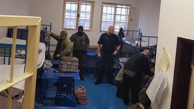 Kriminalisté při akci Rajec zasahovali ve věznici ve Valdicích (28. 1. 2020).