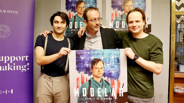 Premiéra filmu Modelář se odehrála v brněnském kině Scala. Na fotce herci Kryštof Hádek (vpravo) a Jiří Svoboda s režisérem Petrem Zelenkou (uprostřed).