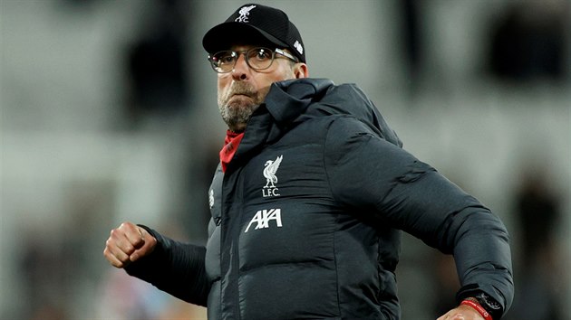 Liverpoolsk trenr Jrgen Klopp se raduje z vtzstv nad West Hamem.