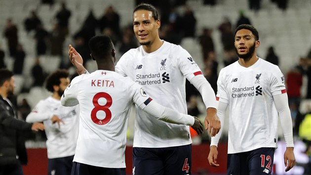 Liverpoolt fotbalist Naby Keita, Virgil van Dijk (uprosted) a Joe Gomez oslavuj ligov triumf na hiti West Hamu.