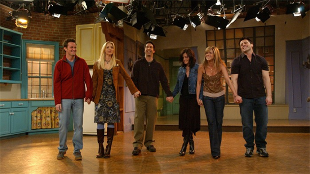 Matthew Perry, Lisa Kudrowov, David Schwimmer, Courteney Coxov, Jennifer Anistonov a Matt LeBlanc v poslednm dlu serilu Ptel (2004)