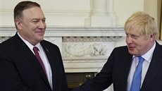 Americký ministr zahranií Mike Pompeo (vlevo) s britským premiérem Borisem...